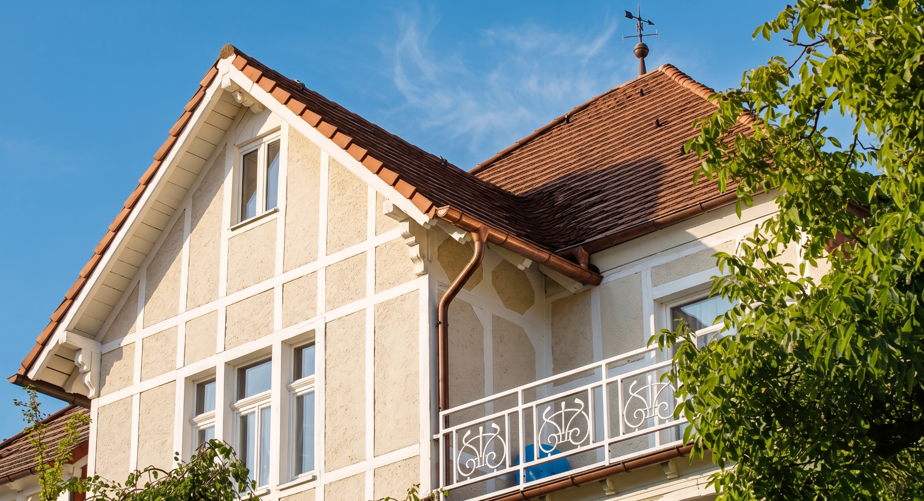 Sanierte Gründerzeit-Villa mit Fachwerkgiebel und gepflegter Fassade